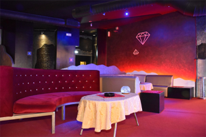 Le Roi Maison Night