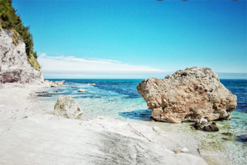 spiaggia sassi neri sirolo