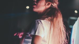 La tipa arrapata in discoteca e lo scopatore sconosciuto